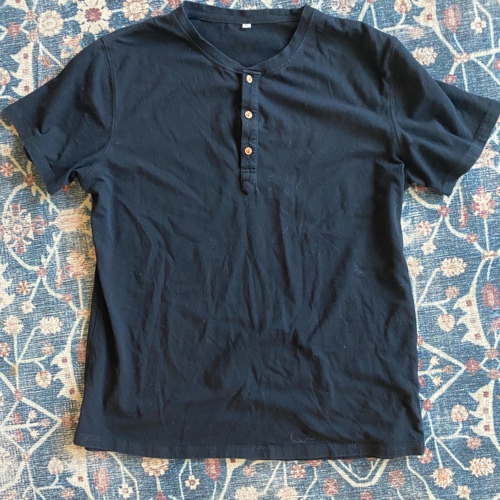 Men’s black tee
